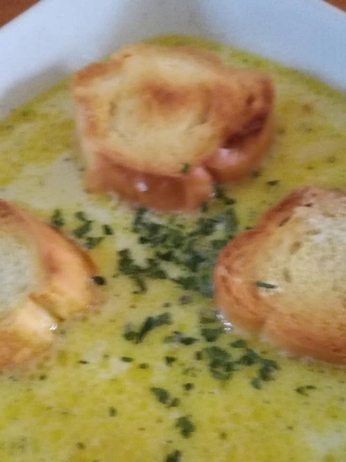 Sajtkrèm leves reszelt sajttal, pirìtott kifli karik